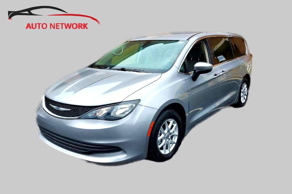 2020 Chrysler Voyager LX's photo