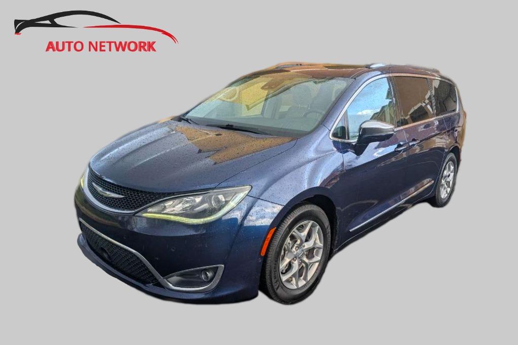 2017 Chrysler Pacifica Limited's photo