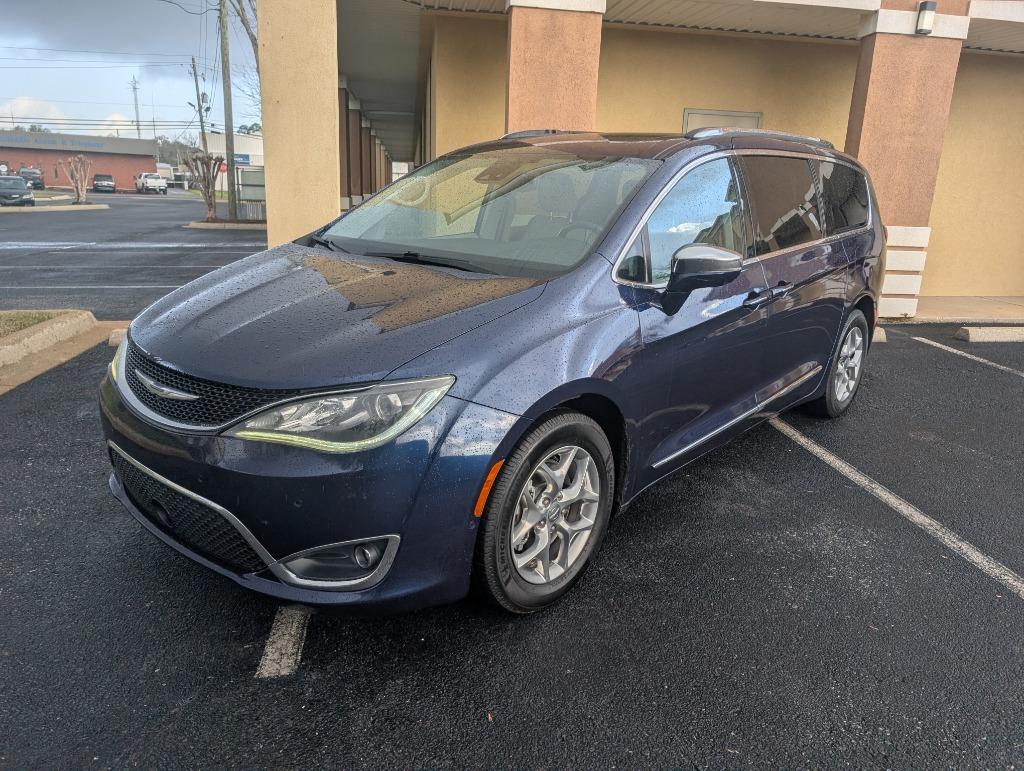 2017 Chrysler Pacifica Limited's photo