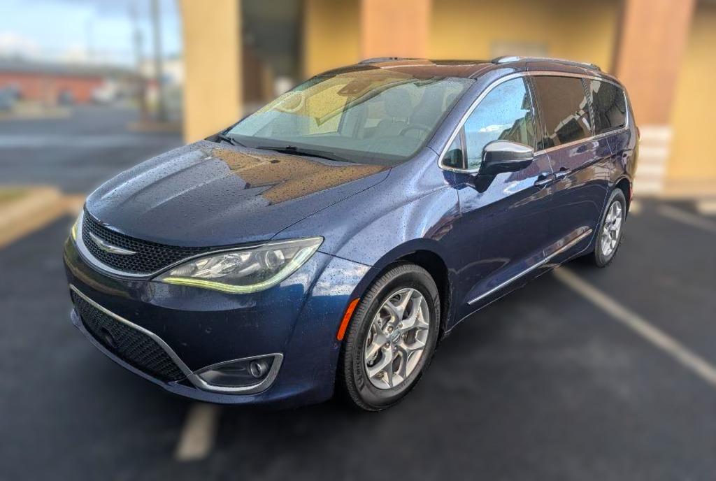 2017 Chrysler Pacifica Limited's photo