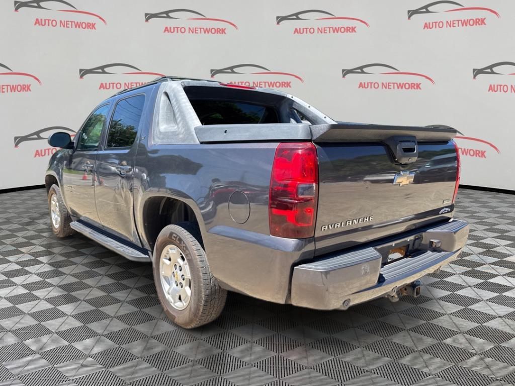 2011 Chevrolet Avalanche LT - Photo 7