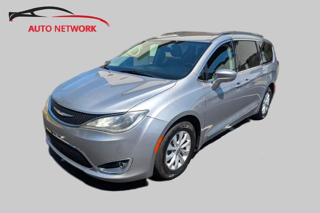 2017 Chrysler Pacifica Touring-L's photo