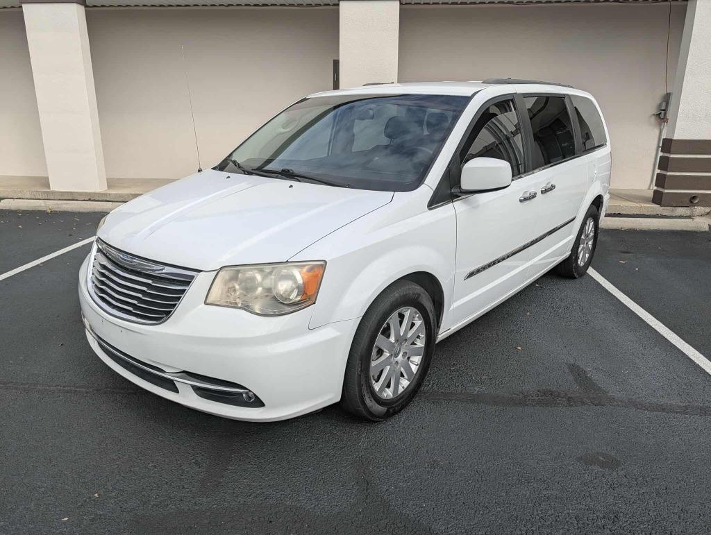 2014 Chrysler Town & Country Touring's photo