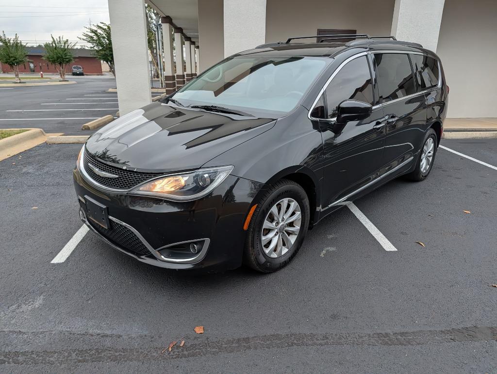 2017 Chrysler Pacifica Touring-L's photo