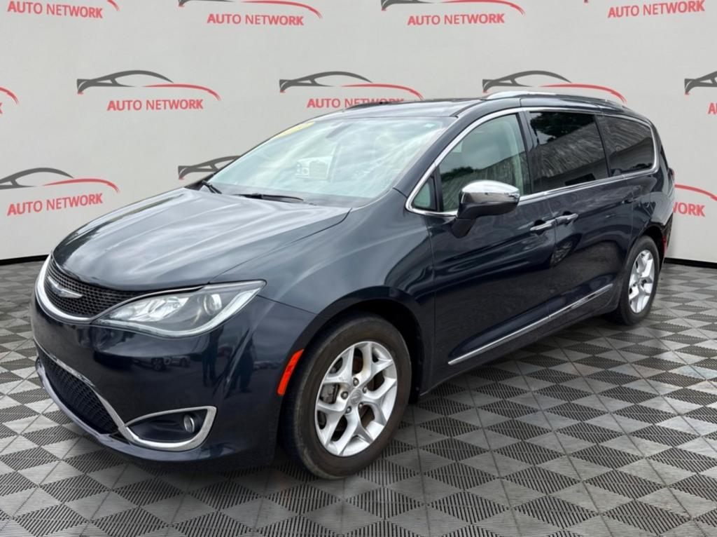 2020 Chrysler Pacifica Limited's photo